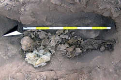 Una delle sepolture infantili rinvenute dagli archeologi iraniani nella cinta muraria