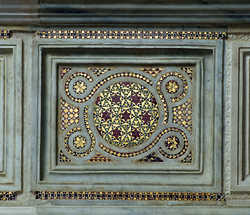 Particolare del mosaico del basamento (dopo il restauro)